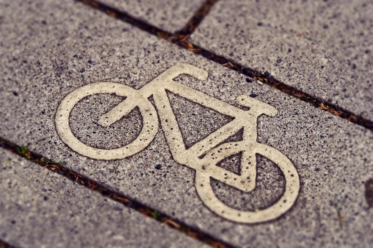 Peut-on circuler sur les pistes cyclables et voies de bus en scooter ?