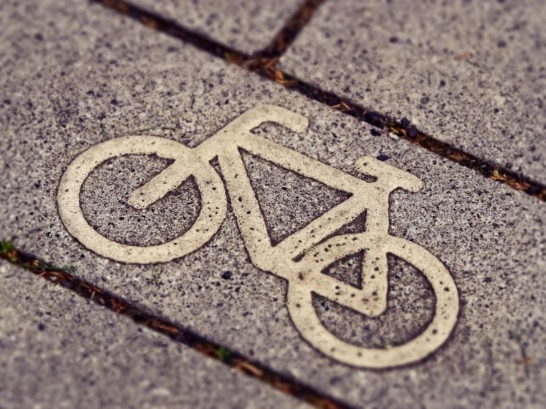 Peut-on circuler sur les pistes cyclables et voies de bus en scooter ?